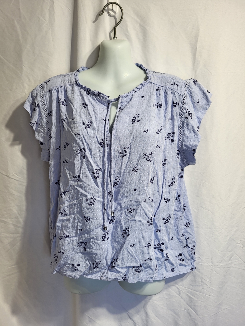 Buffalo David Bitton Light Blue Floral Tie-Neck Flutter Sleeve Top, Size Large